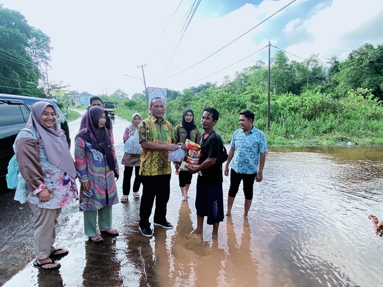 Puluhan Paket Sembako Dibagikan Dinkes Muba Untuk Tenaga Kontrak Terdampak Banjir 