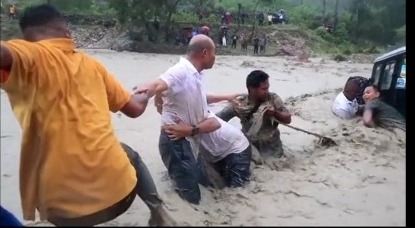 Aksi Heroik Gubernur NTT, Selamatkan Warga Terjebak Banjir