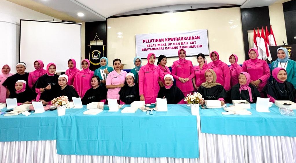 Wardah Gandeng Ibu Bhayangkari Prabumulih Gelar Beauty Class