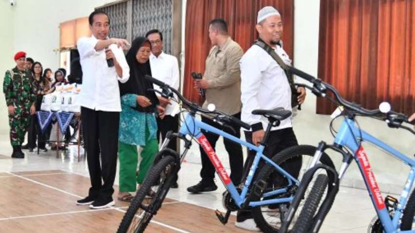 Jokowi Serahkan Bantuan Cadangan Pangan di Sleman, Presiden: Ini Beras Premium dan Terbaik