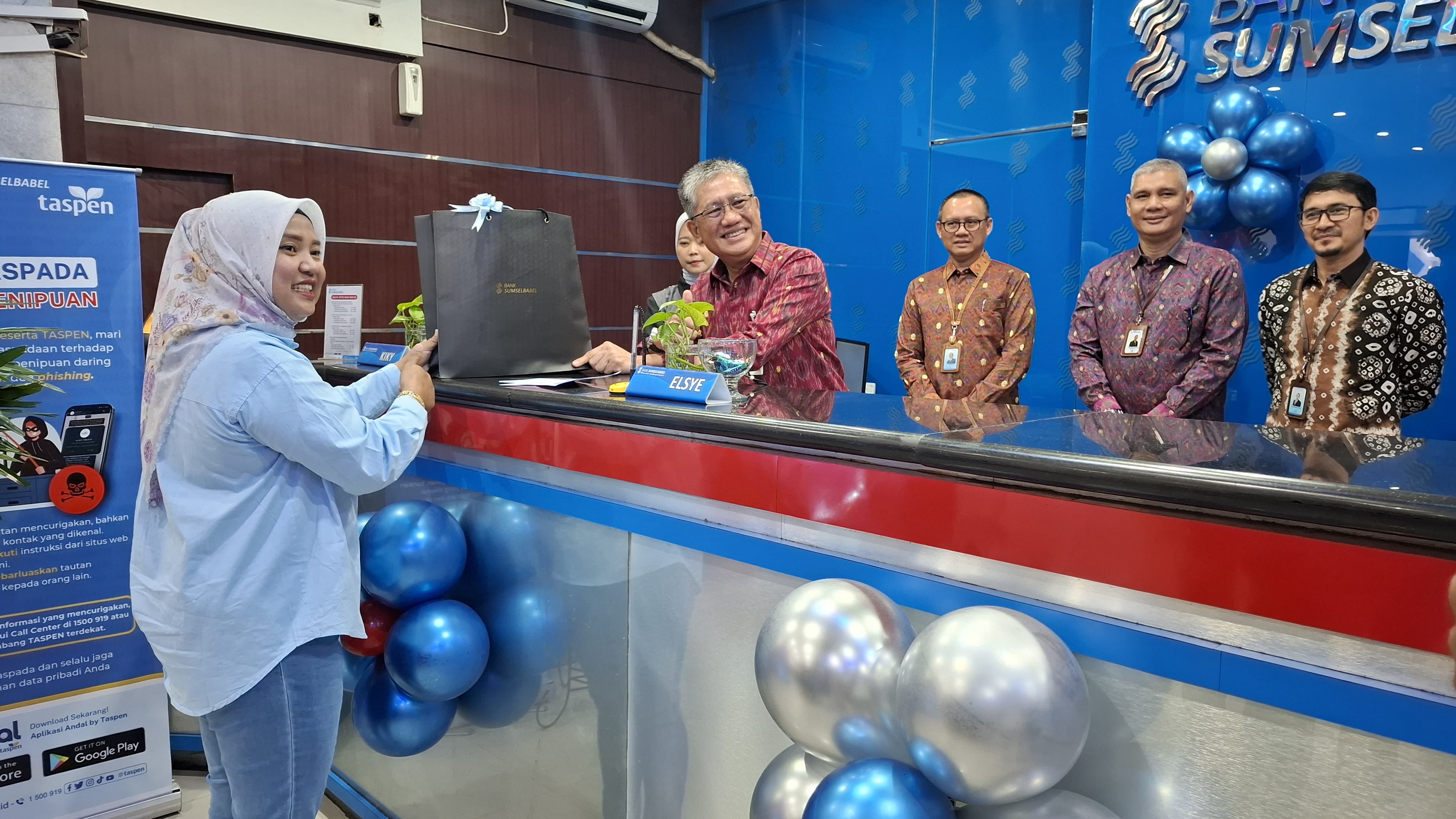 Jajaran Direksi dan Komisaris Bank Sumsel Babel Layani Nasabah di Momen HUT BSB ke-68