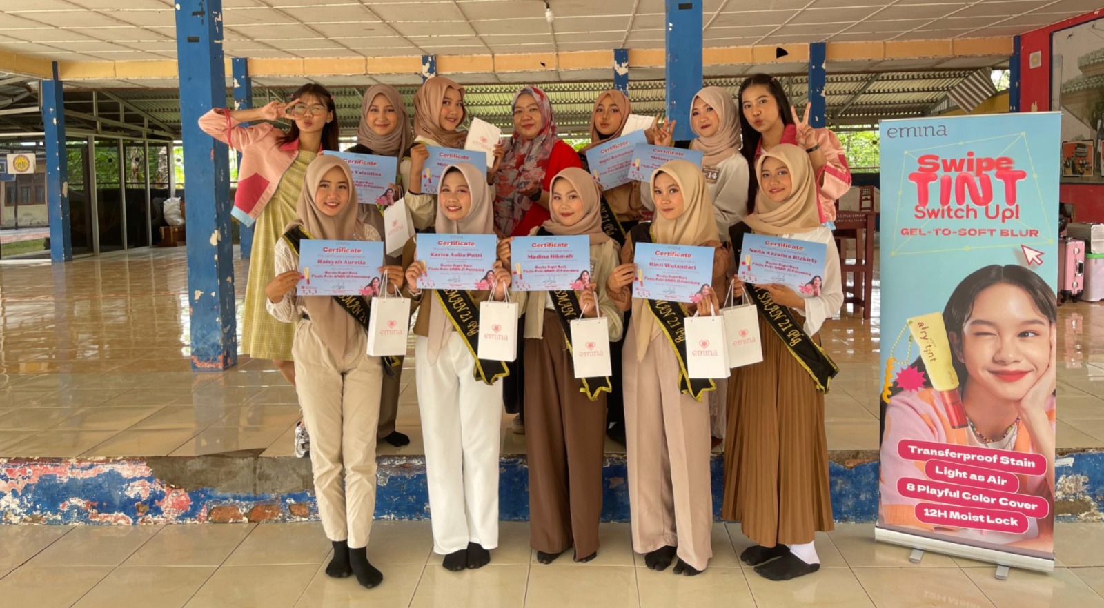 Bujang Gadis SMA Negeri 21 Palembang Belajar Teknik Make Up Bersama Emina Cosmetics Palembang