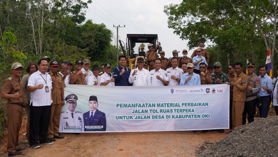 Manfaatkan Bongkaran Tol, Warga di Mesuji Raya OKI Bahu-Membahu Perbaiki Jalan Rusak