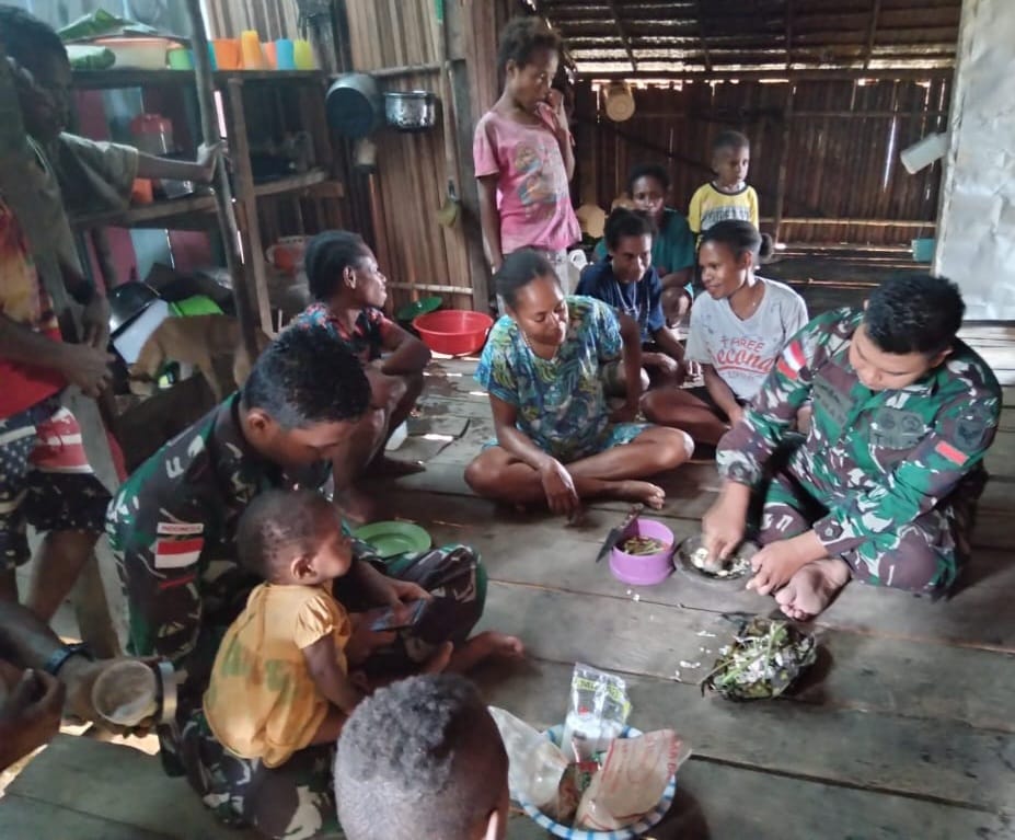 Warga Perbatasan Papua Belajar Masak Opor, Mama Mince: Tidak Kalah dengan Kuah Kuning Kami