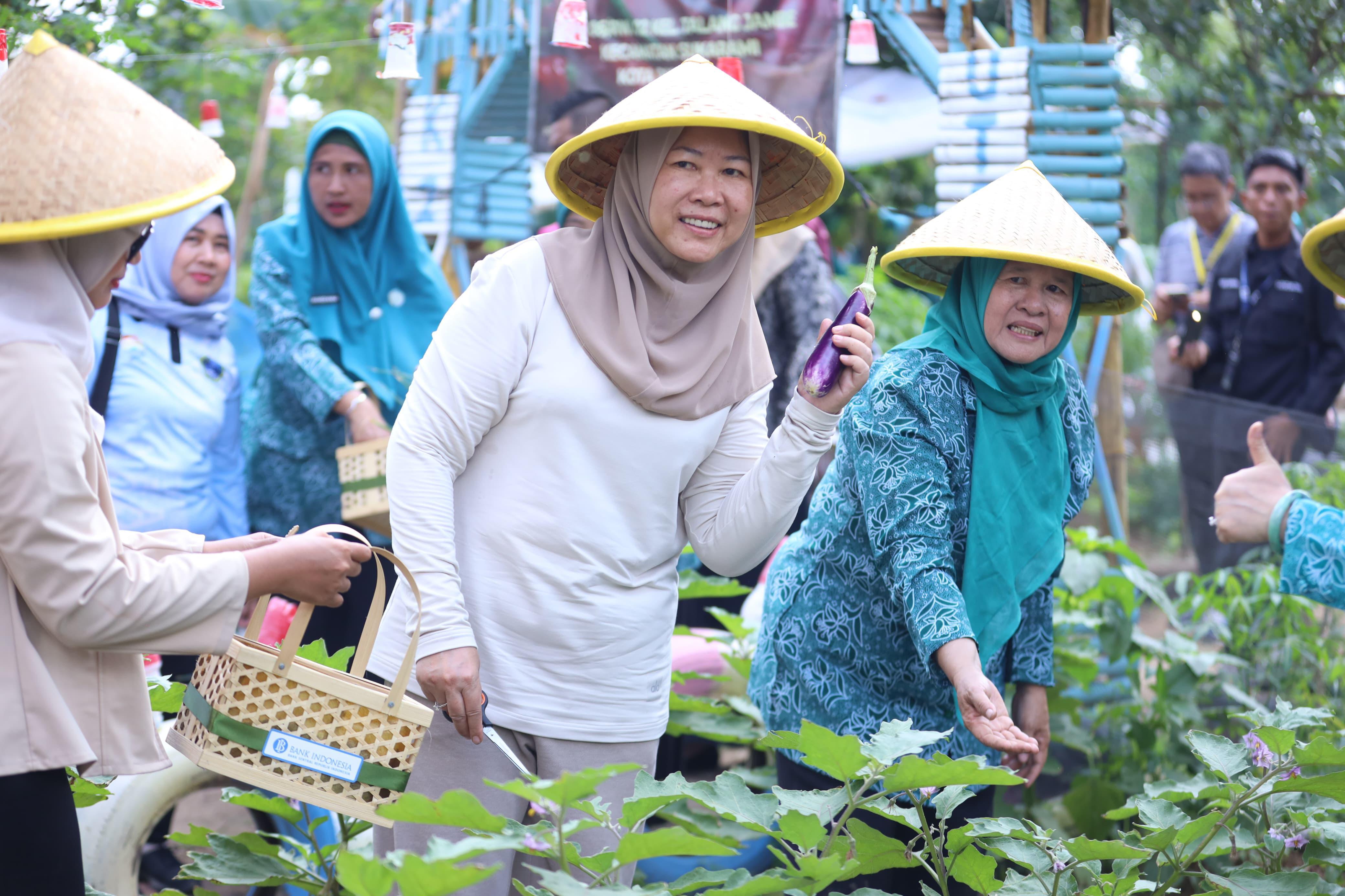 Feby Deru Panen Bersama di Talang Jambe, Bukti Sinergi PKK dan Masyarakat Wujudkan Mandiri Pangan
