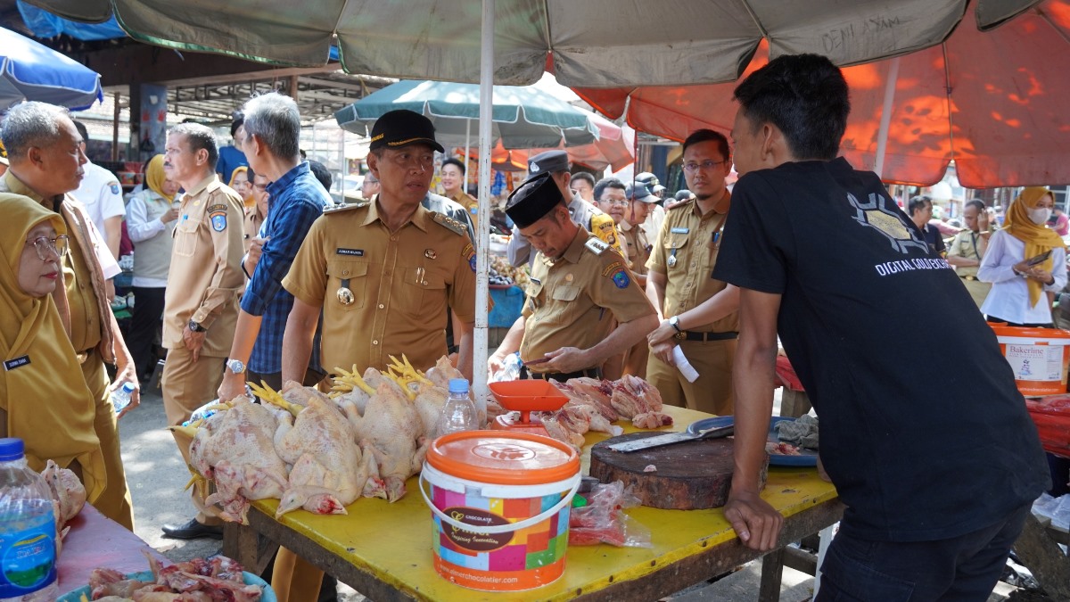 Sidak Pasar, Pj Bupati Asmar Pastikan Stok Bahan Pokok Aman Hingga Idul Adha 2024