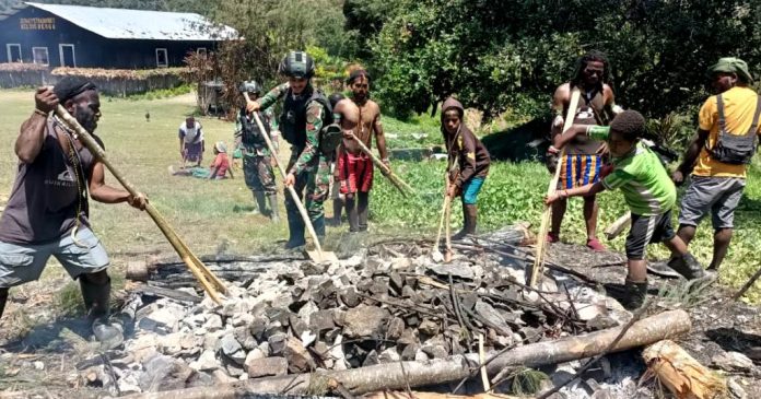 Mengenal Bakar Batu di Surga Kecil yang Jatuh ke Bumi, Tradisi Unik untuk Memasak Makanan