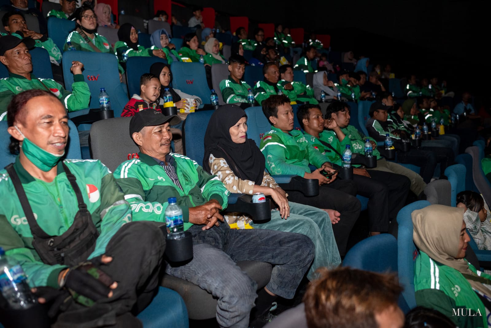 Lepas Penat, Ratusan Mitra Pengemudi Grab di Palembang Nonton Bareng Film Srimulat Hidup Memang Komedi
