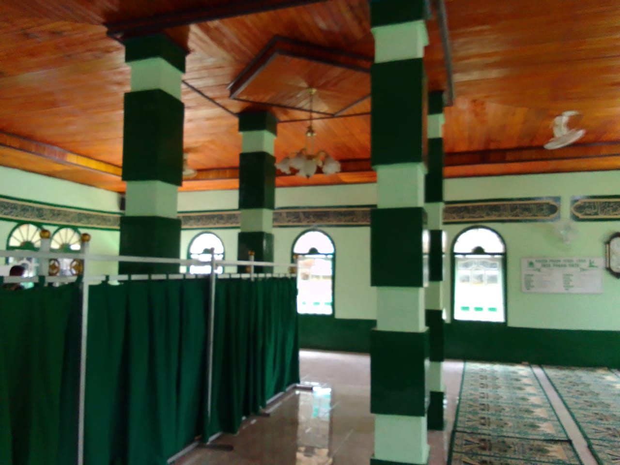Empat Pilar Penopang Bangunan Masjid Berwarna Hijau