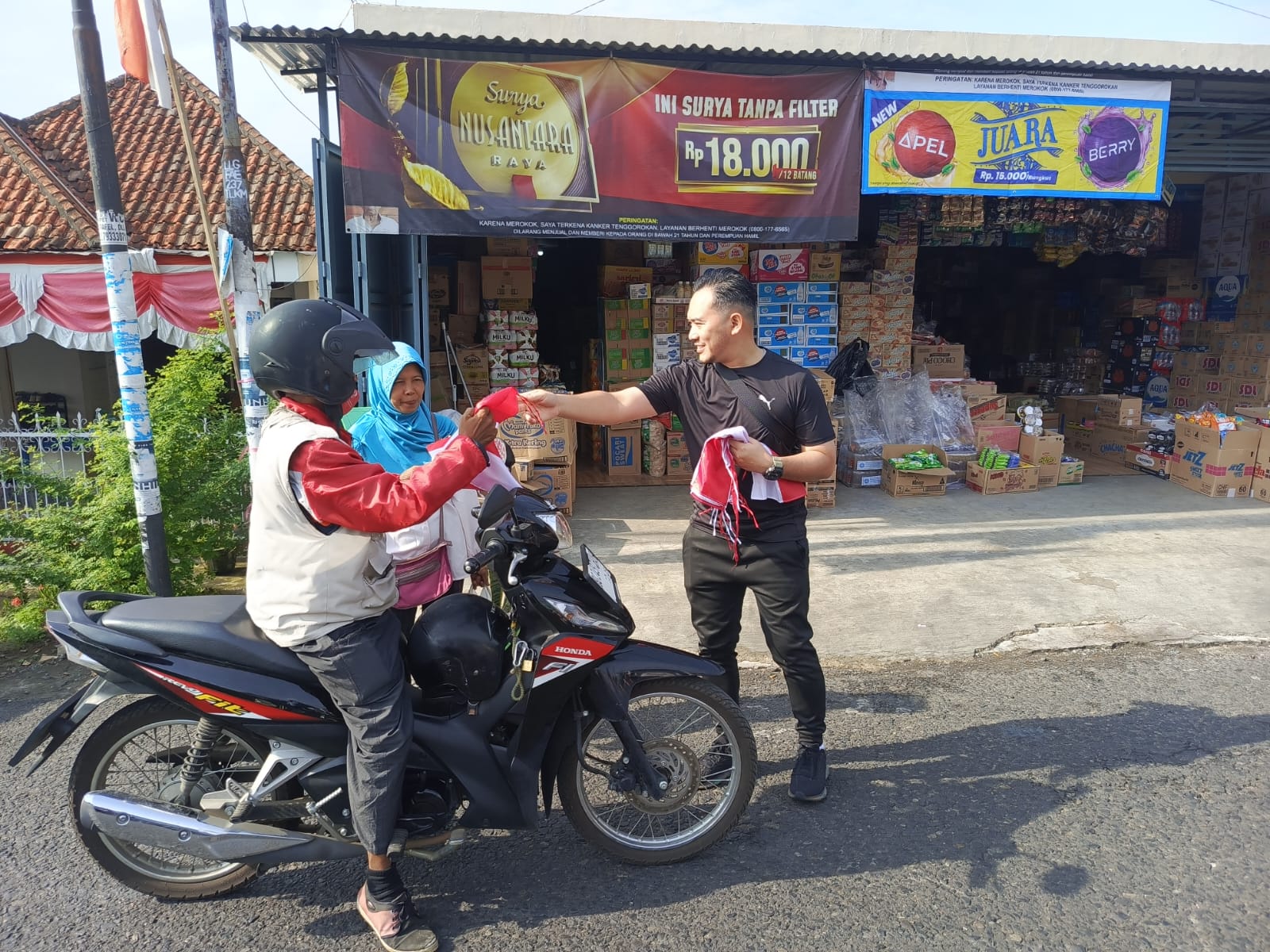 Sambut HUT RI Ke-80, Kejari Lubuk Linggau Bagikan Bendera Merah Putih Untuk Bangkitkan Semangat Nasionalisme