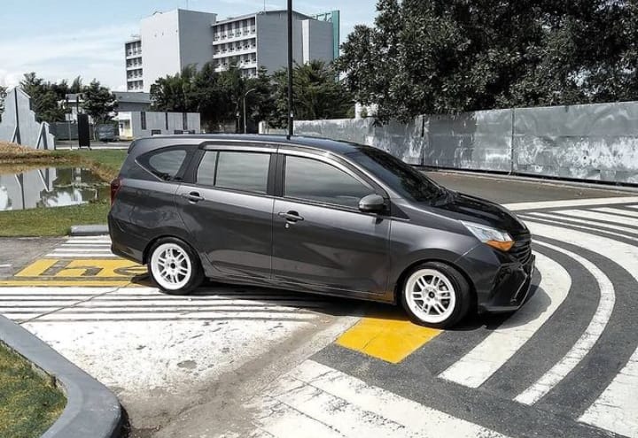 Jawara Dikelas LCGC, Ini 5 Kelebihan dan Kekurangan Dari Daihatsu Sigra yang Jadi Pesaing Berat Toyota Calya