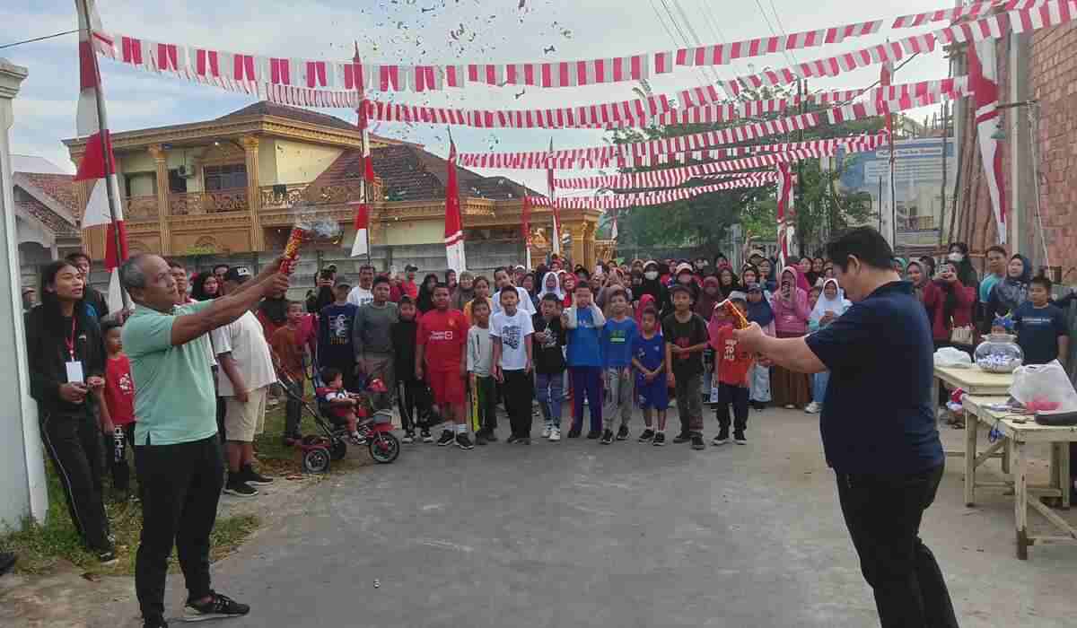 Semarak Kemerdekaan, Ratusan Warga RT 21 Kelurahan Sukarami Antusias Ikuti Jalan Sehat Berhadiah Beras