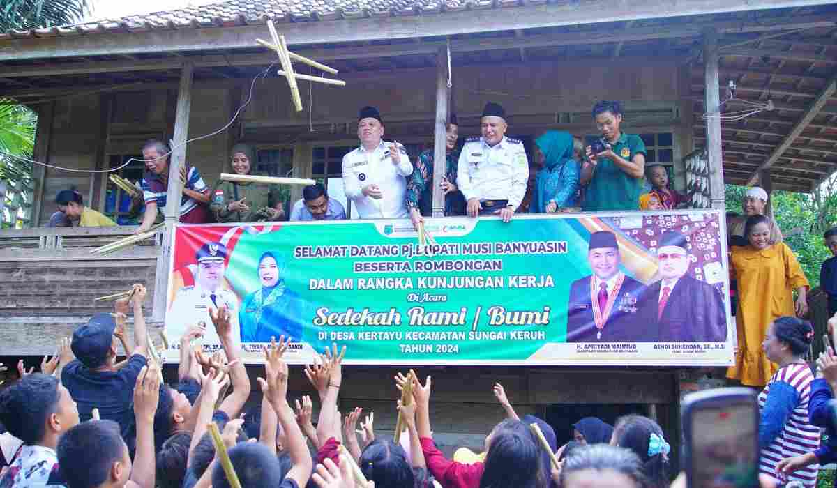 SERU! Warga Kertayu Antusias Berebut Lemang Bareng Pj Bupati Muba Sandi Fahlepi 