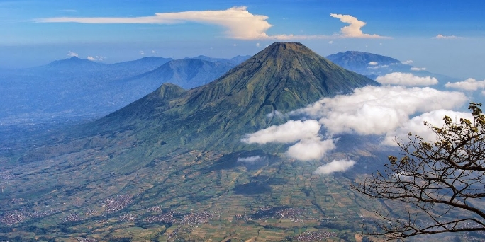 5 Kisah Misteri dan Mitos Gunung Sumbing, Nomor 2 Penampakan Jin yang Menyesatkan, Kamu Percaya?