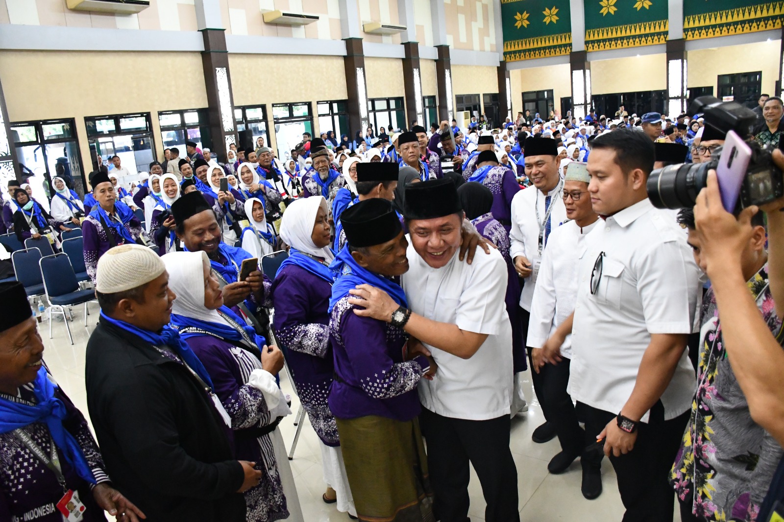 Gubernur Herman Deru Lepas Keberangkatan Jemaah Haji Kloter 1 Embarkasi Palembang: Labbaik Allahumma Labbaik