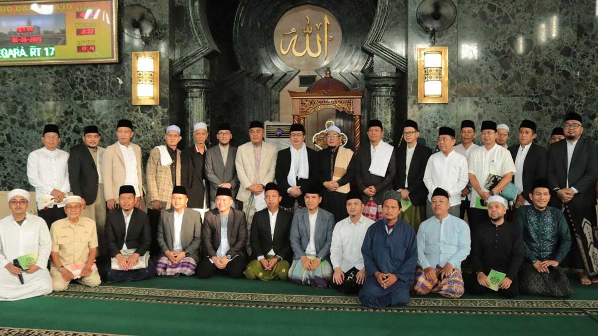 Sekda Palembang Salat Idul Adha di Masjid Darul Said, Serahkan Hewan Kurban dan Ajak Tingkatkan Solidaritas