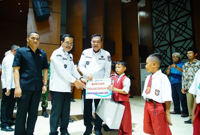 Bupati Muba Bagikan Seragam Sekolah Gratis Bagi Puluhan Ribu Siswa SD dan SMP