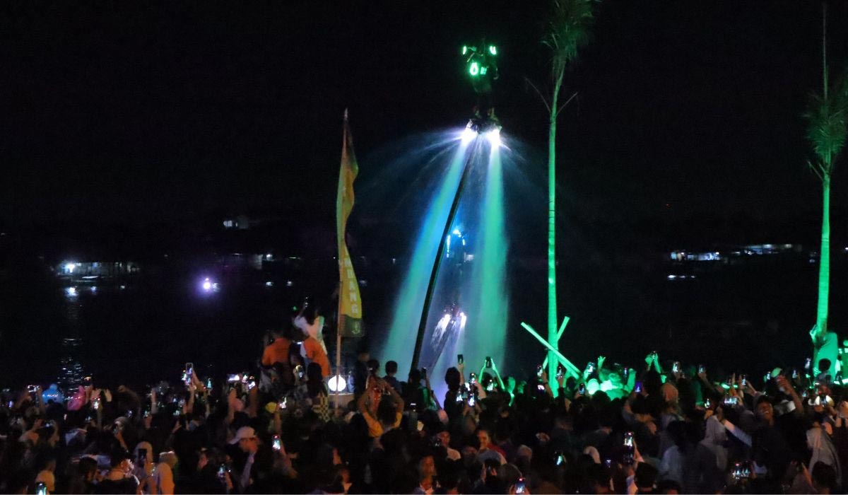 Luar Biasa! Artis Aisar Khaled Meriahkan Pertunjukan Flyboard with Bodylighting Pertama di Indonesia