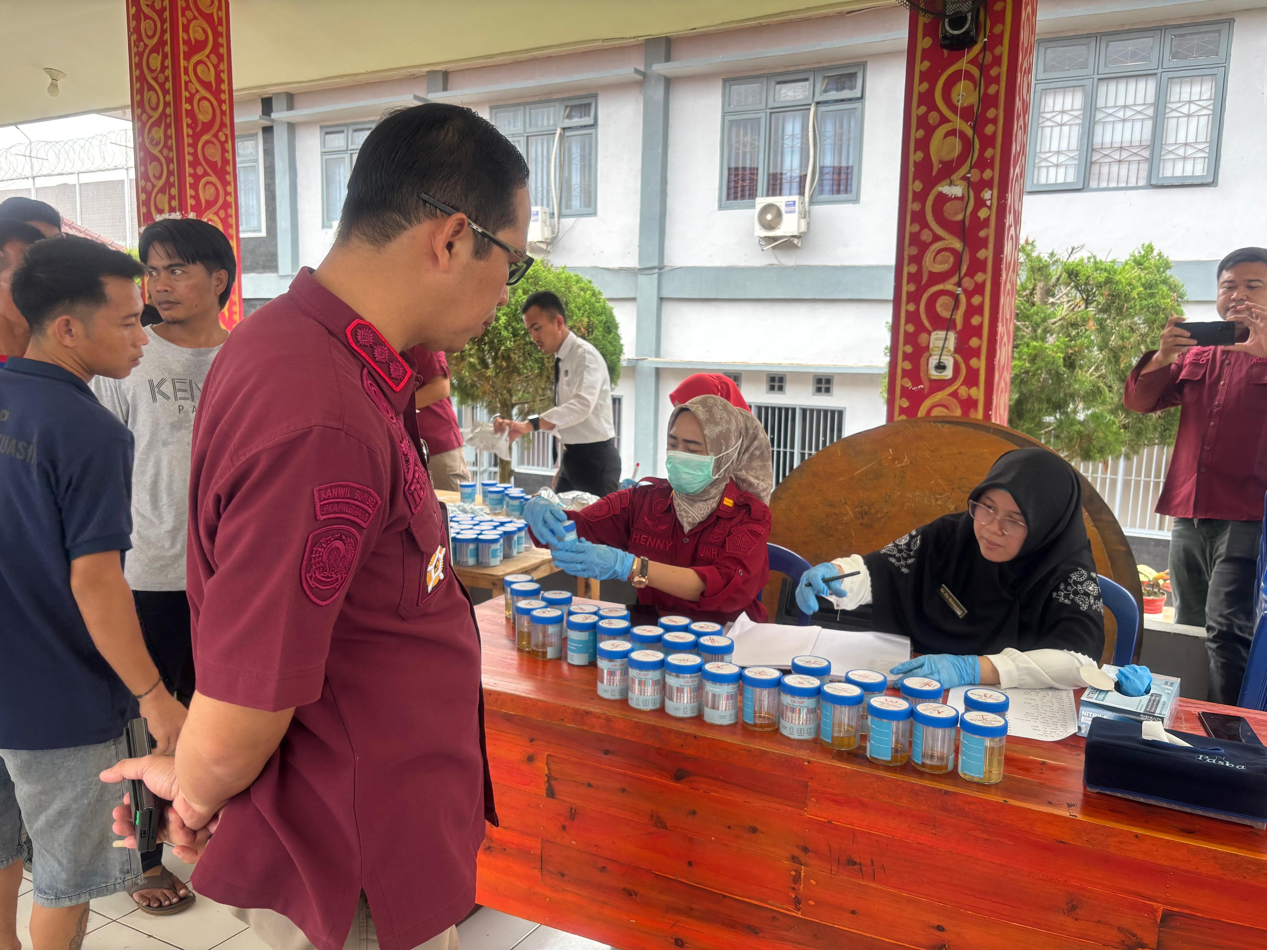 Deteksi Dini, Lapas Banyuasin Gelar Tes Urine Bagi Tahanan Pendamping