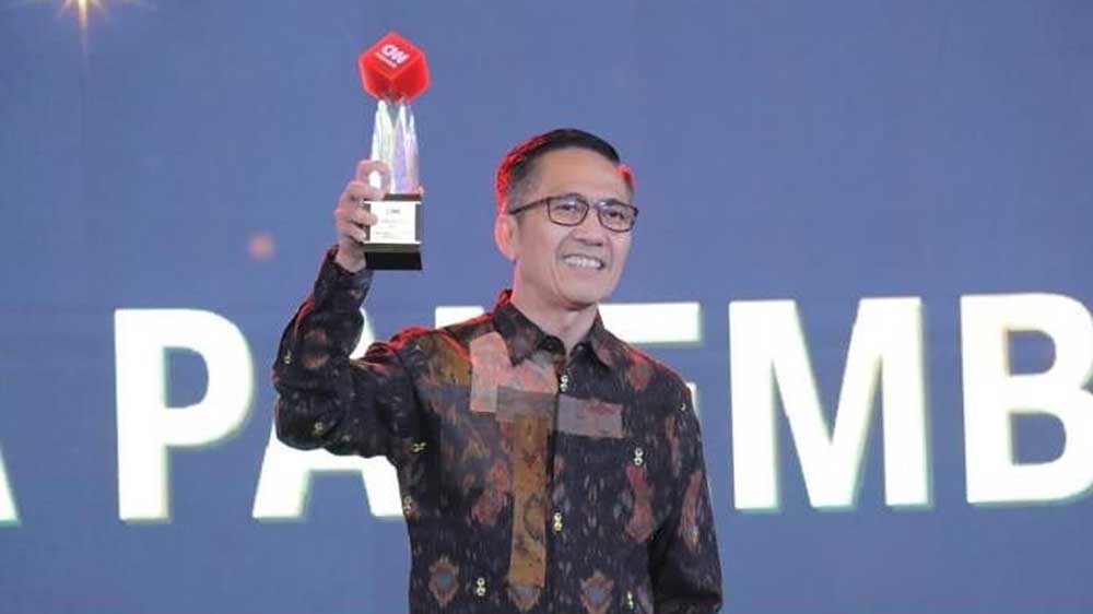 Ratu Dewa Raih Penghargaan Leading Public Service Innovation dalam CNN Indonesia Awards 2024
