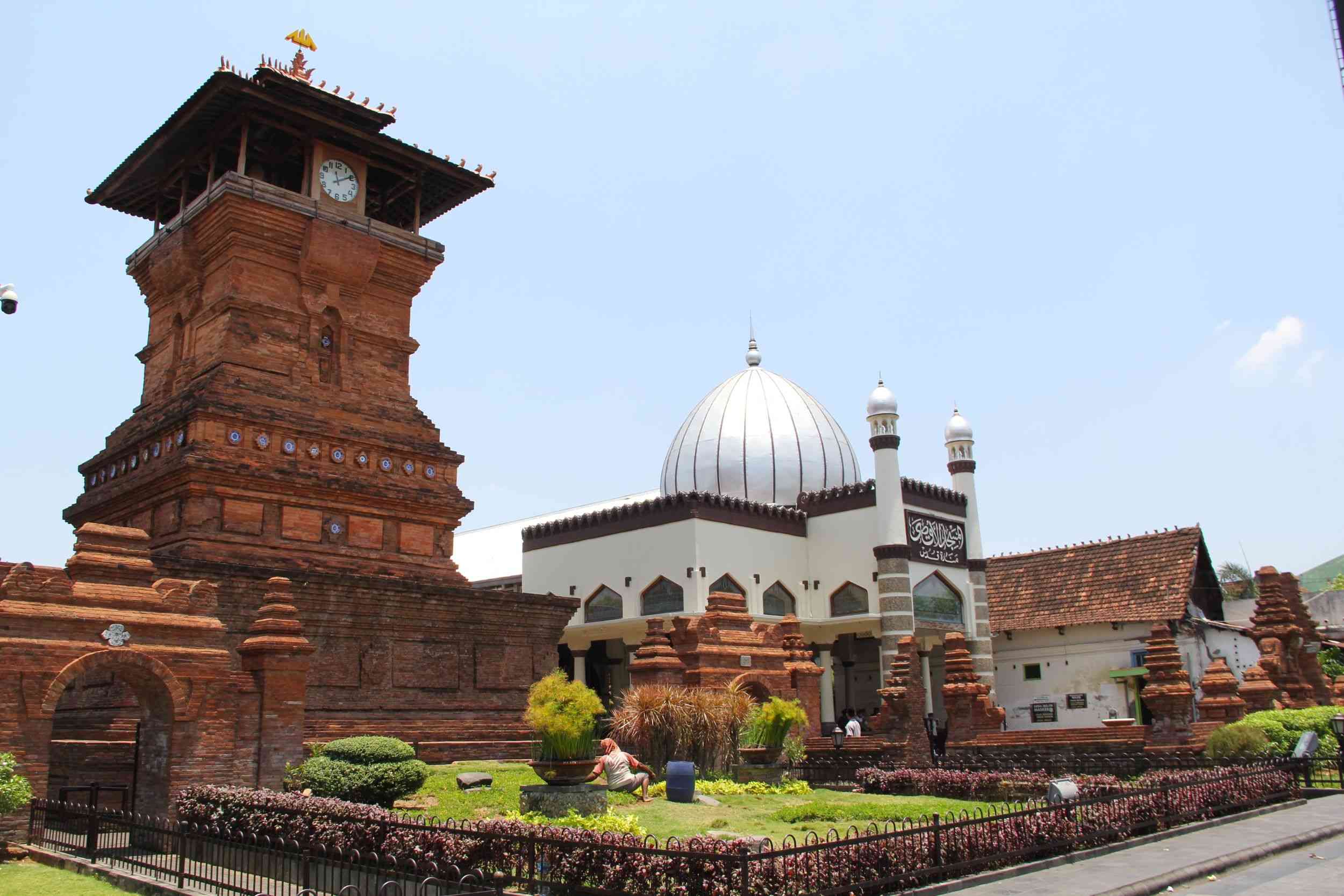 Berumur 474 Tahun, Masjid Berada di Kudus Memiliki Desain Bangunan yang Nyentrik, Ini Nama Masjidnya!