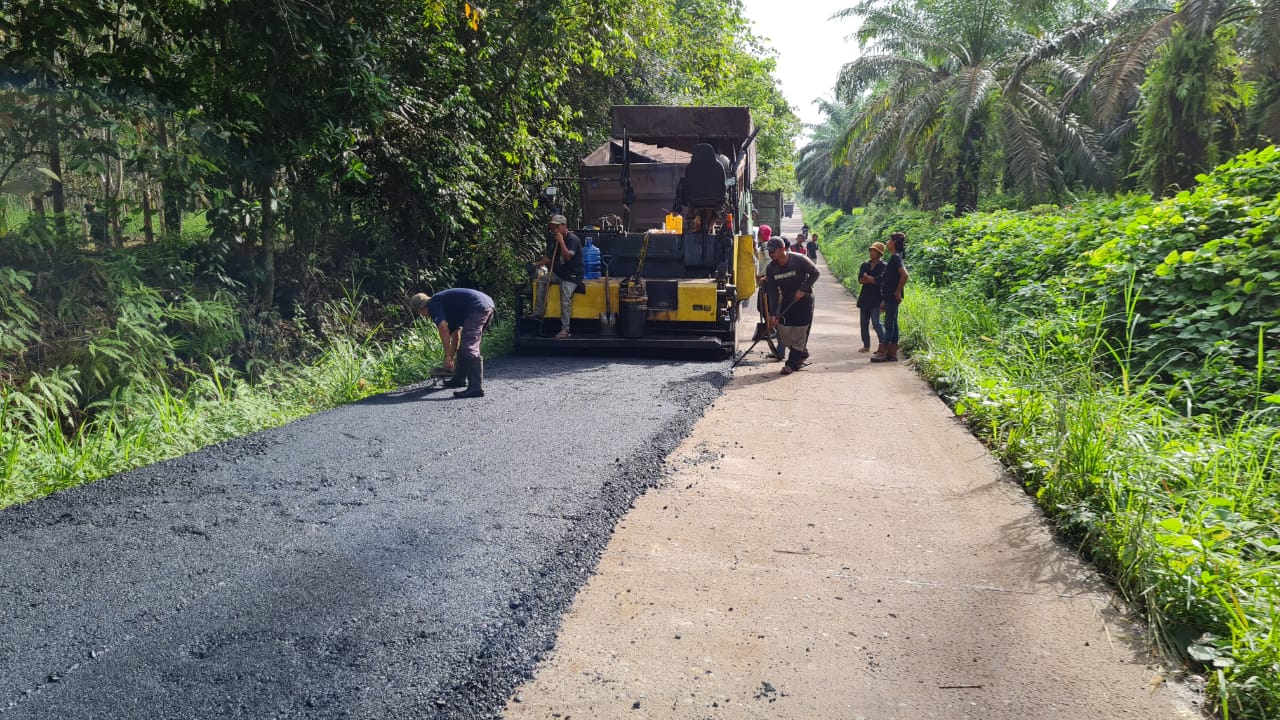 Jalan Poros Jerambah Besi Desa Karta Dewa PALI Mulai Pengaspalan