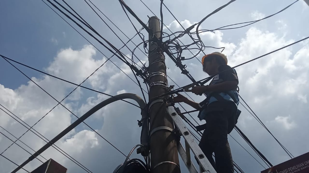 PLN Icon Plus SBU Sumbagsel Menata Kabel di Tiang PLN pada program P3AK November