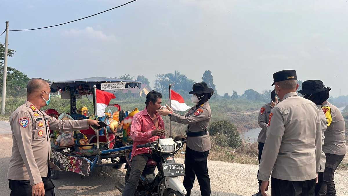 Gandeng Mahasiswa S2 STIK: Polres Ogan Ilir Turun Langsung Edukasi Warga dan Bagikan Masker Cegah Karhutla