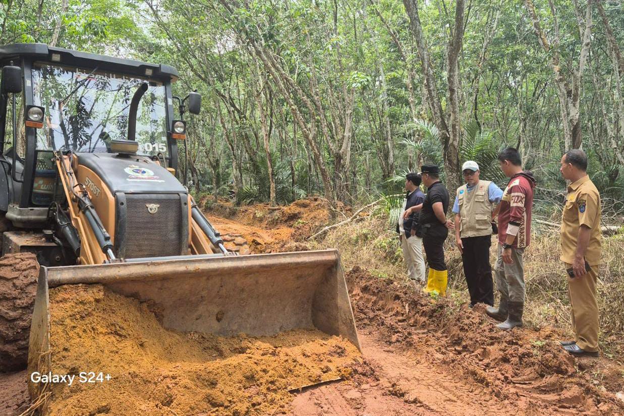 Sinergi Swasta dan Pemkab OKI, PT Sampoerna Agro Perbaiki Jalan Rusak di Mesuji Makmur