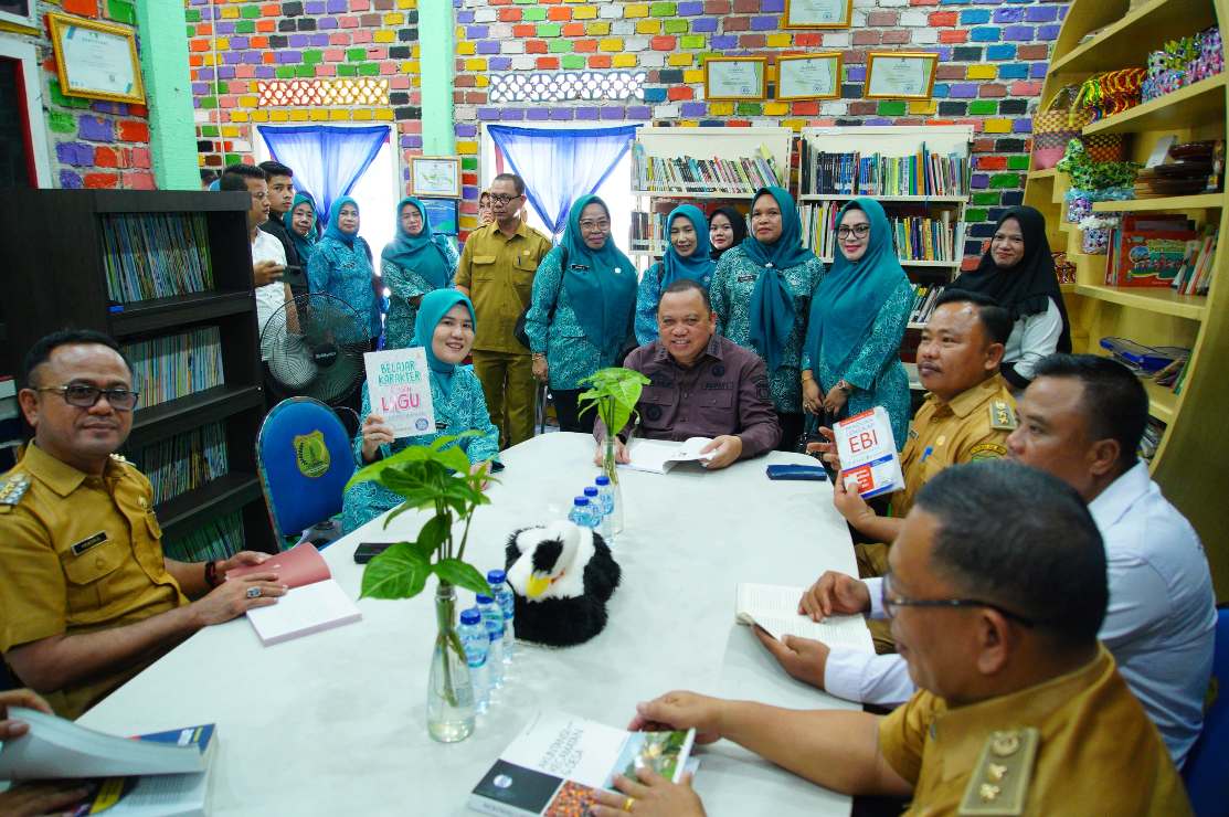 Pj Bupati Muba Tinjau Perpustakaan Kelurahan Ngulak Binaan TP PKK 