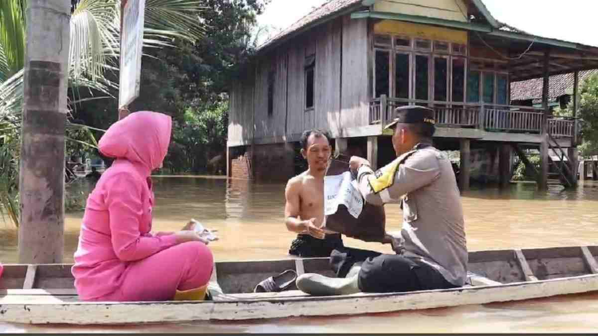 Kapolres OKU dan Bhayangkari Distribusikan Bantuan Kapolda Sumsel Menggunakan Perahu 
