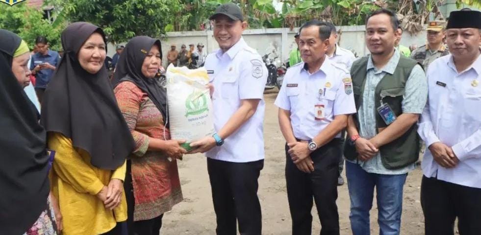 ‎Wali Kota Lubuk Linggau H Rachmat Hidayat Serahkan Bantuan Pangan Beras