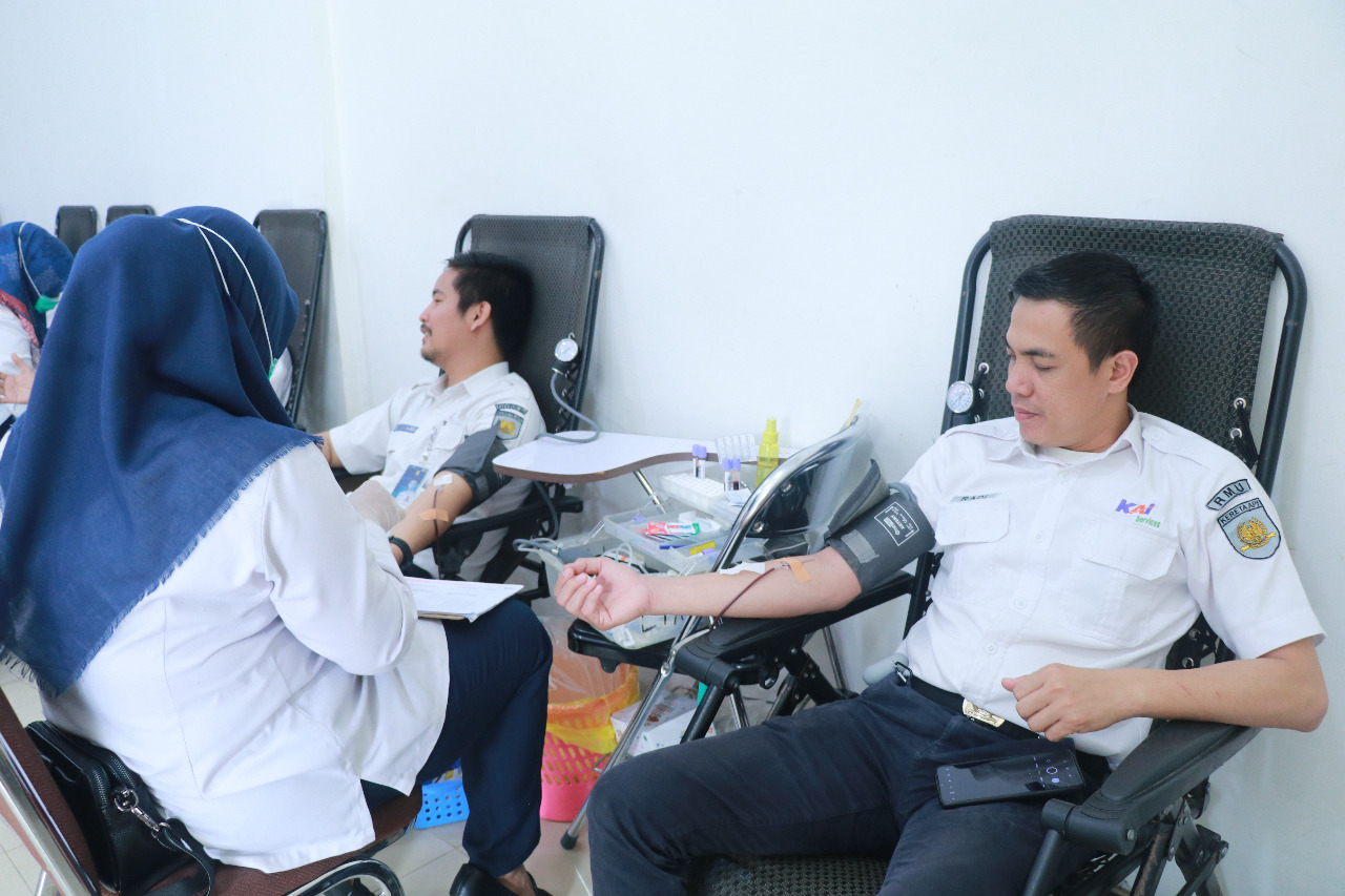 HUT ke -77 KAI Divre III Palembang Gelar Donor Darah dan Santunan Anak Yatim