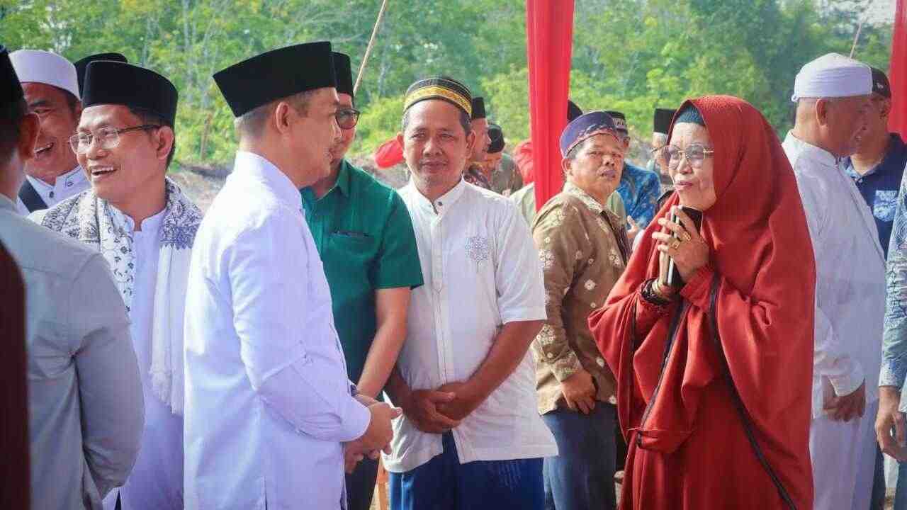 Letakkan Batu Pertama Pembangunan Ponpes di Desa Simpang Bayat, Wabup Muba Tegaskan Ini