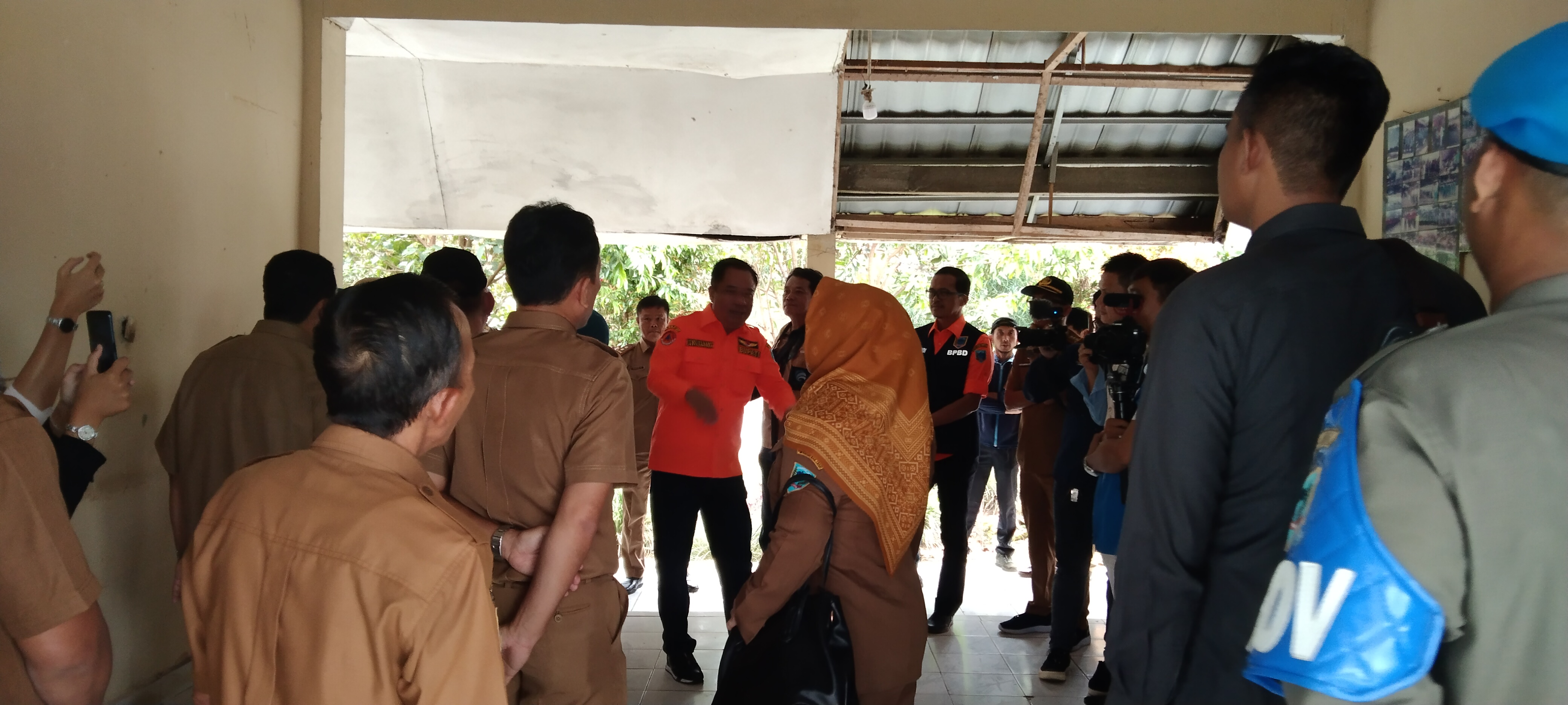 Plafon Kantor Kecamatan Jarai Rusak, Bupati Lahat Beri Instruksi ke Kadis PUPR