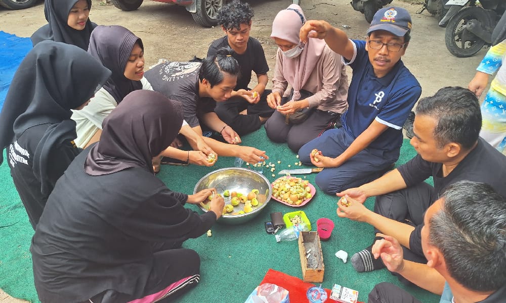 UKMK Seni Budaya Teater Arafah UIN Raden Fatah Lakukan Demo Pembuatan eco-enzyme 