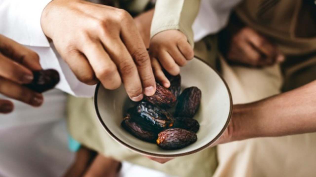 Berbuka Puasa Sesuai Sunnah: Dahulukan Kurma atau Air Putih?
