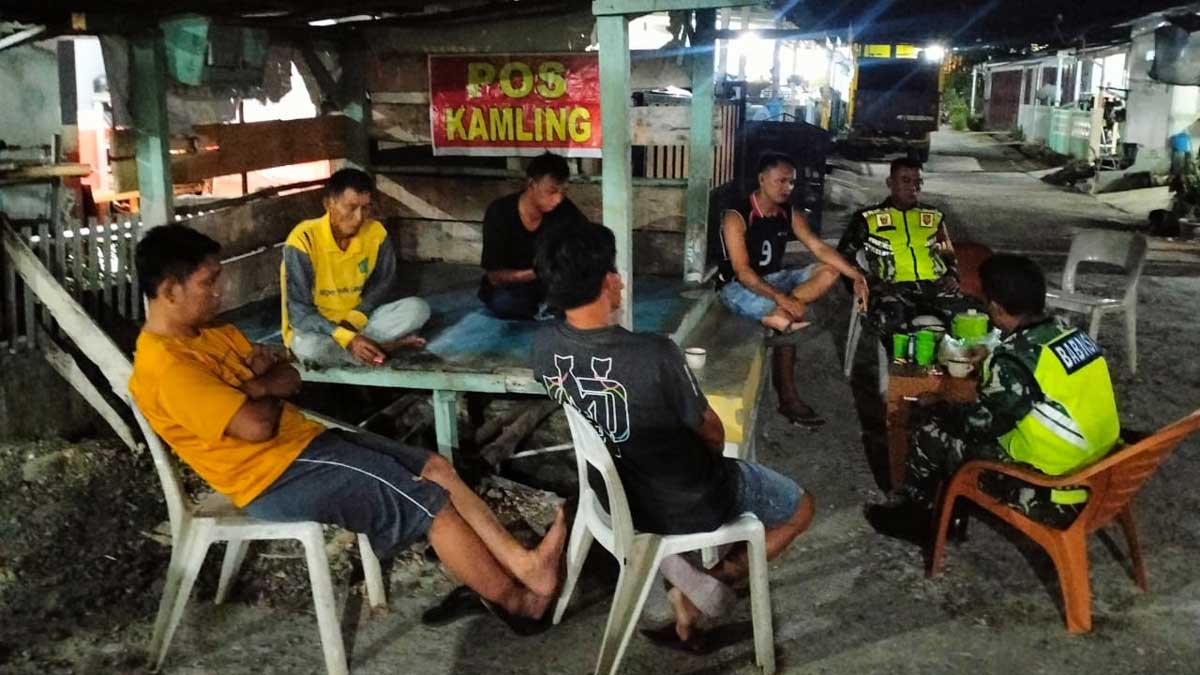 Potret Kehangatan Babinsa Kota Agung dan Warga di Pos Satkamling Jelang Lebaran