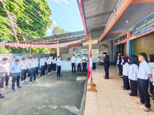 Puluhan Residen Karunia Insani Ikuti Upacara Bendera