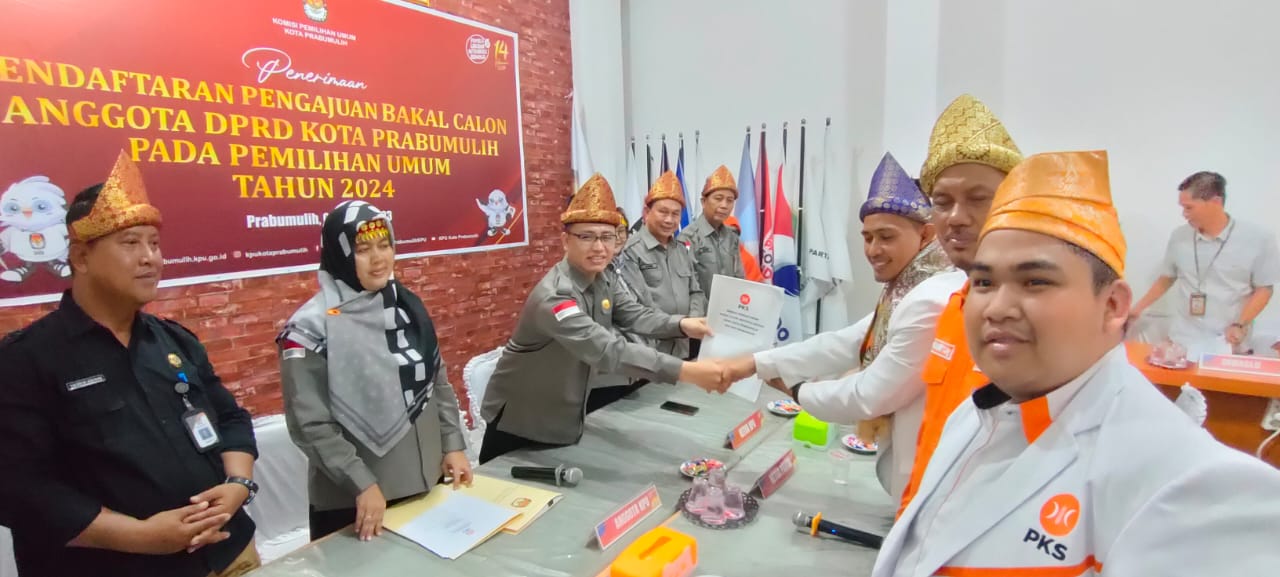Pakai Tanjak, Komisioner KPU Prabumulih Terima Penyerahan Berkas Bacaleg Dari PKS