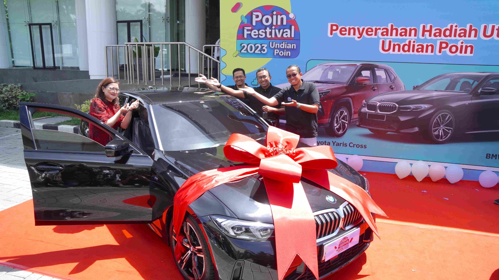20 Tahun Jadi Pelanggan Setia Telkomsel, IRT Berhasil Boyong BMW dari Program Undian Poin Festival 2023