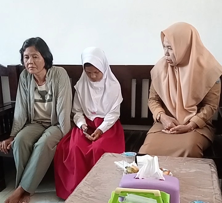 VIRAL! Siswi SDN 8 Kayuagung Temukan Ulat Belatung di Menu MBG