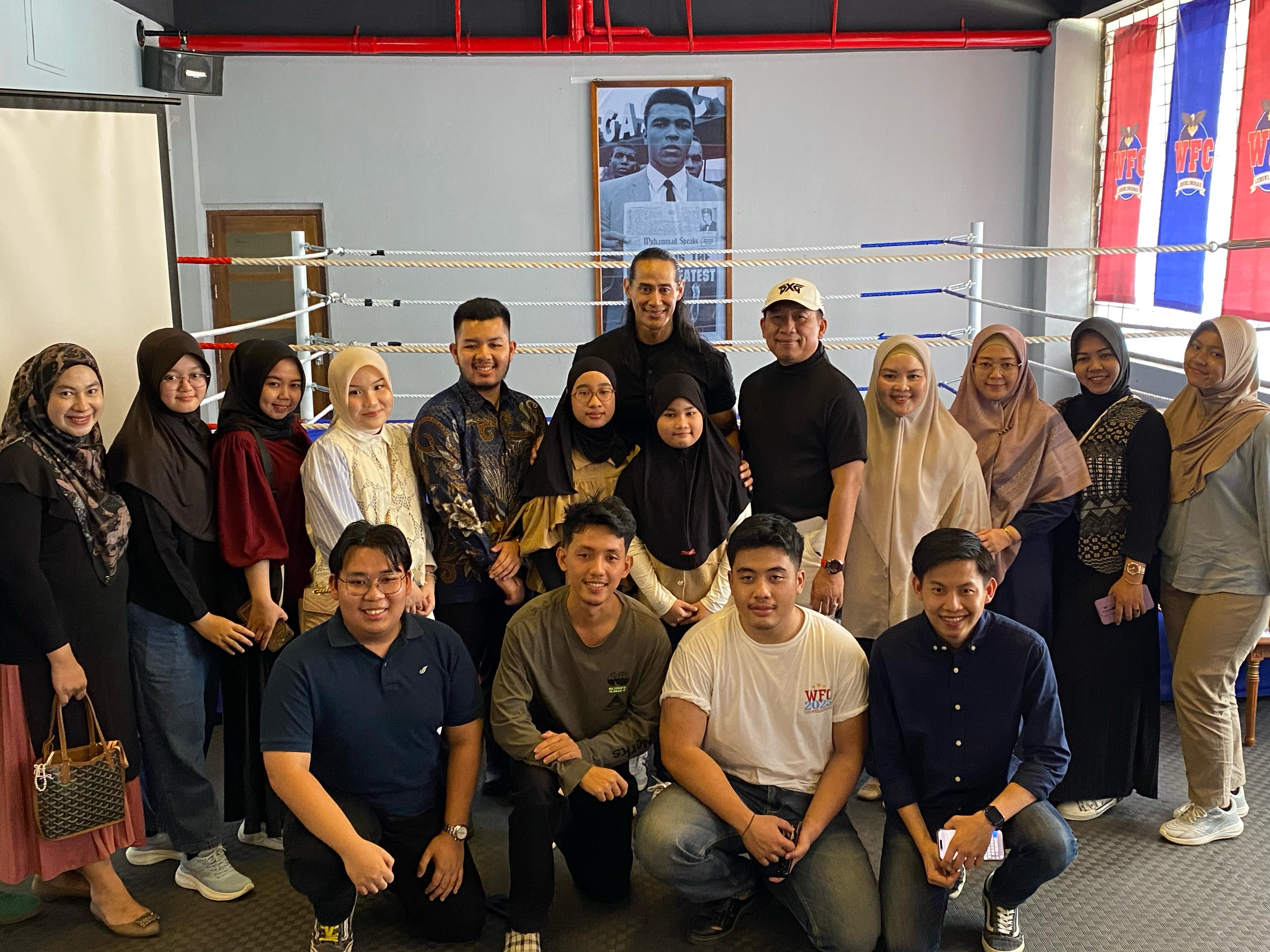 Ade Rai Bag-Bagi Tips Hidup Sehat di Grand Opening Wijaya Fitnes Center Lubuk Linggau