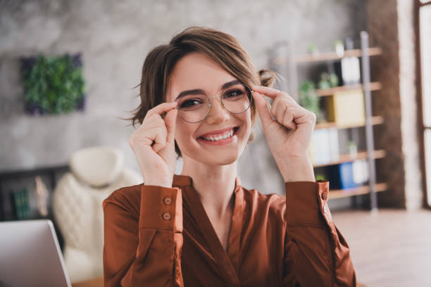 SIMAK BAIK-BAIK! Ini Tips Makeup Bagi Pengguna Kacamata