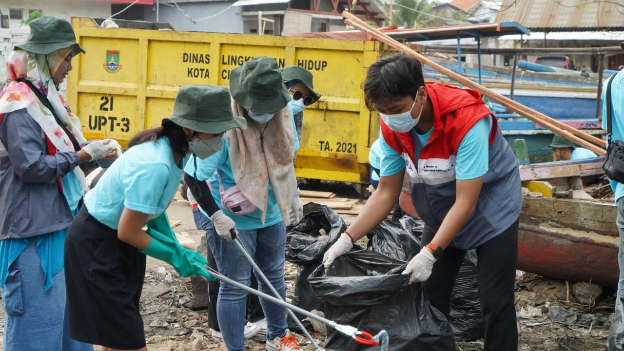 Peduli Lingkungan, Elnusa Gelar Aksi Clean Coastal di Pantai Medaksa Banten