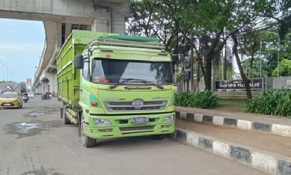 Misteri Truk yang Terpakir Depan DPRD Palembang, Menurutmu Punya Siapa