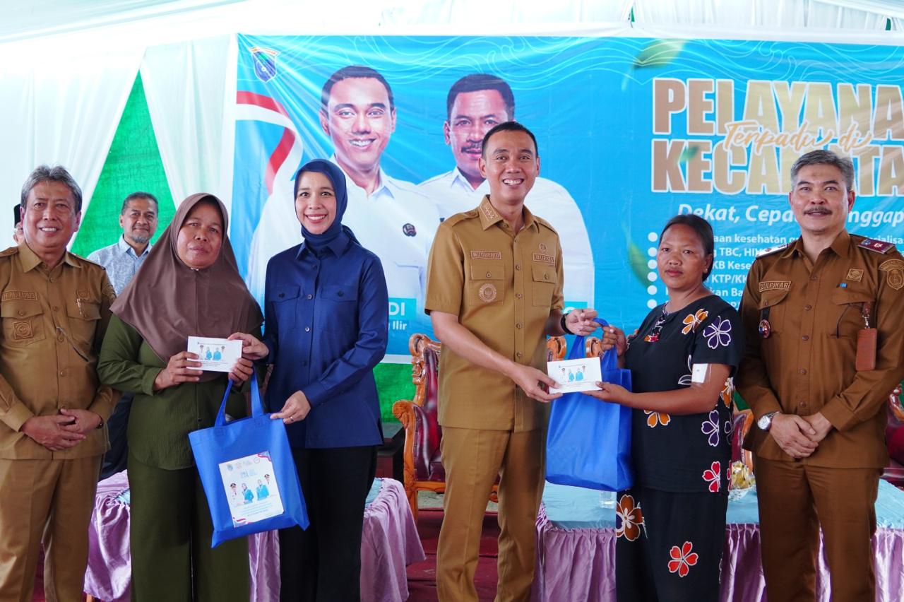 Pemkab OKI Berikan Layanan Terpadu Bagi Warga Tulung Selapan