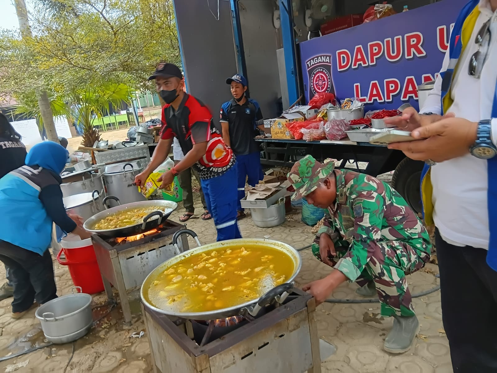 Ringankan Beban Korban Kebakaran, Prajurit Kodim 0432/Basel Bantu Dapur Lapangan