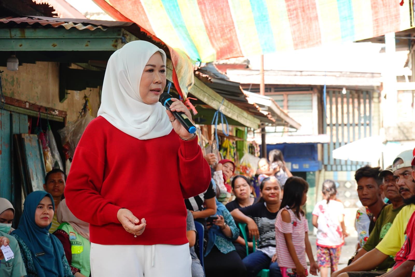 Ketua PKK Sumsel Feby Deru Tinjau dan Bantu Korban Kebakaran 11 Rumah di Seberang Ulu I