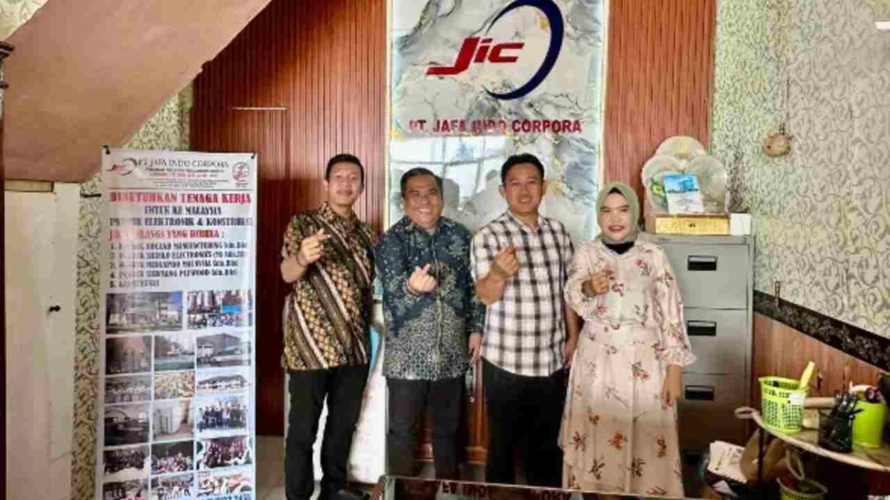 Disnakertrans Muba Kawal Keberangkatan Era Lestari dan Fitriyanti, Caddy Profesional ke Malaysia